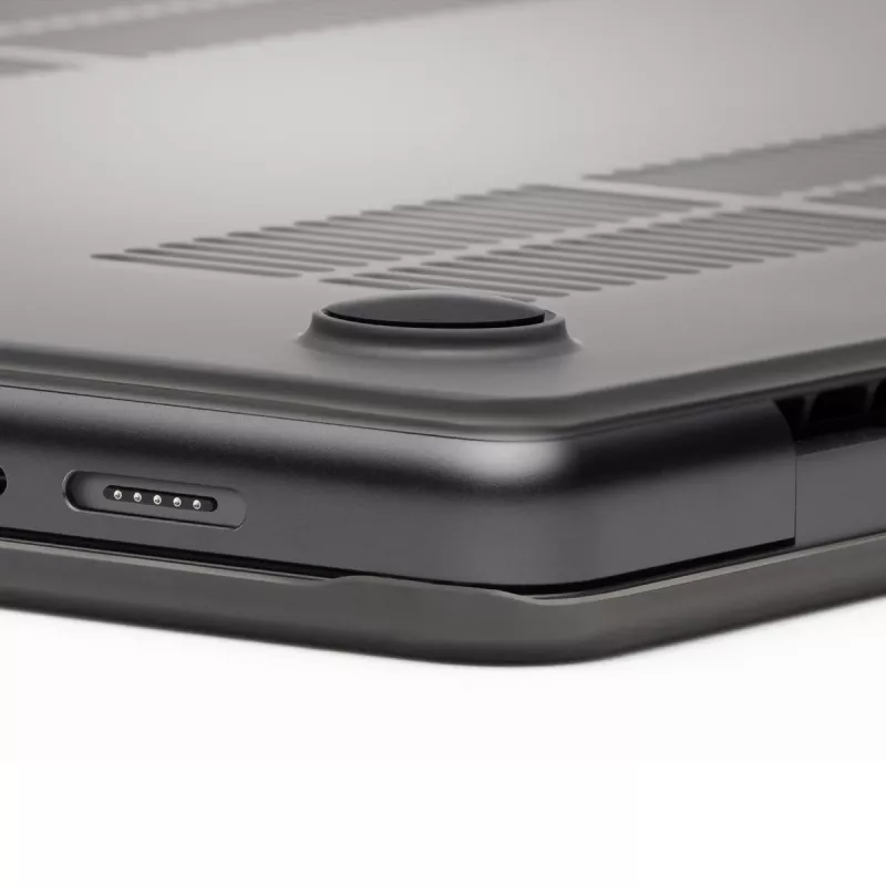 Zagg kõvakest MacBook Air 13 (M3/M2) jaoks — suitsune, täpse istuvusega kaitsekest