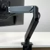 Lauakinnitusega gaasvedru monitori käepide Arctic X1-3D — toetab kuni 43-tollist / 10 kg, VESA 75x75–100x100, must