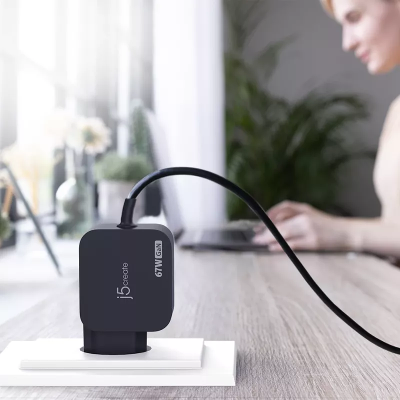 j5create JUP1565DCE3A-EN 67W GaN PD USB-C® minilaadija 3 tüüpi alalispistikutega – EL