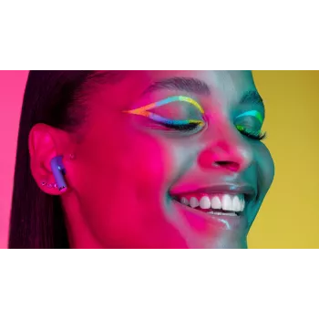 Music Sound Swag SWAG are the capsule-shaped Bluetooth earphones available in many bright, super-trendy colours.