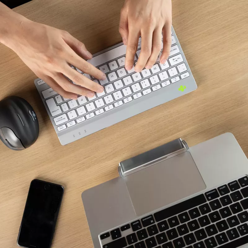 R-Go Tools Ergonoomiline klaviatuur R-Go Compact Break, kompaktklaviatuur pausitarkvaraga, QWERTZ (DE), Bluetooth, valge