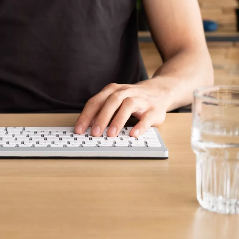 R-Go Tools Ergonoomiline klaviatuur R-Go Compact Break, kompaktklaviatuur pausitarkvaraga, QWERTZ (DE), Bluetooth, valge