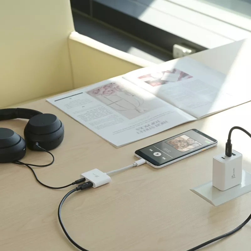 j5create JCA122 USB-C® 3,5 mm heliadapter koos toiteedastusega, must