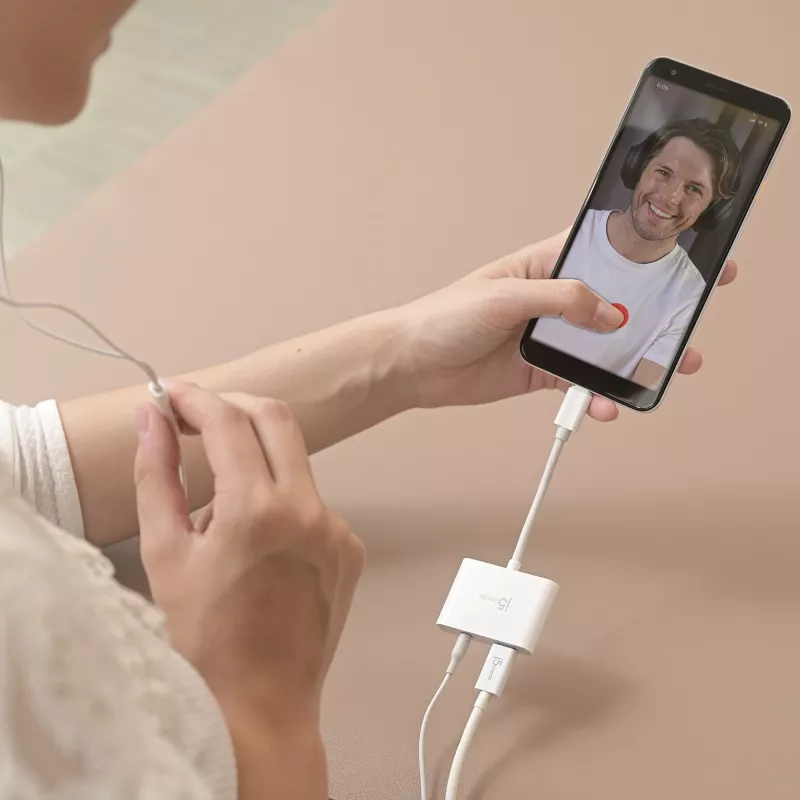 j5create JCA122 USB-C® 3,5 mm heliadapter koos toiteedastusega, must