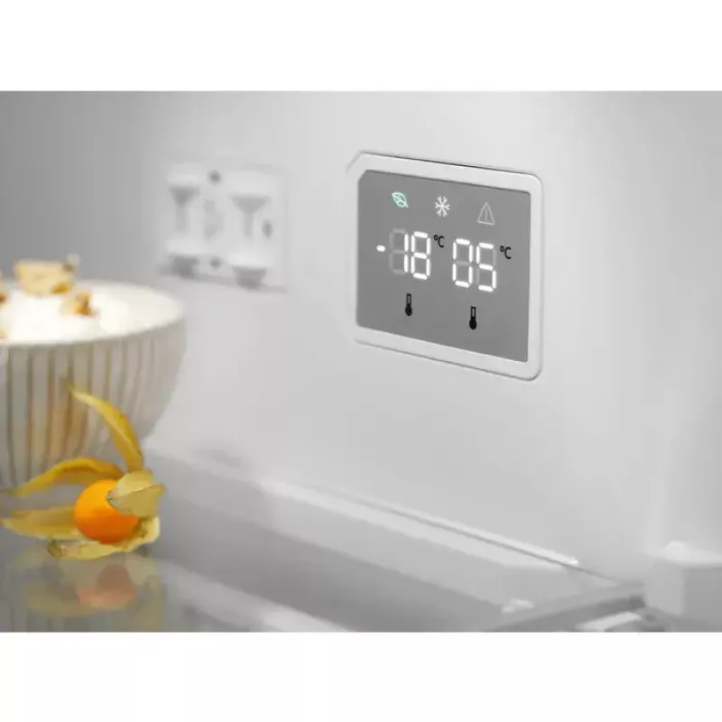 Electrolux LNT7ME36K2 külmik-sügavkülmik, 367 l (külmik 266 l, sügavkülmik 101 l), alumine sügavkülmik, No Frost, energiaklass E, must