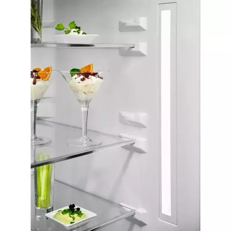 Electrolux LNT7ME36K2 külmik-sügavkülmik, 367 l (külmik 266 l, sügavkülmik 101 l), alumine sügavkülmik, No Frost, energiaklass E, must