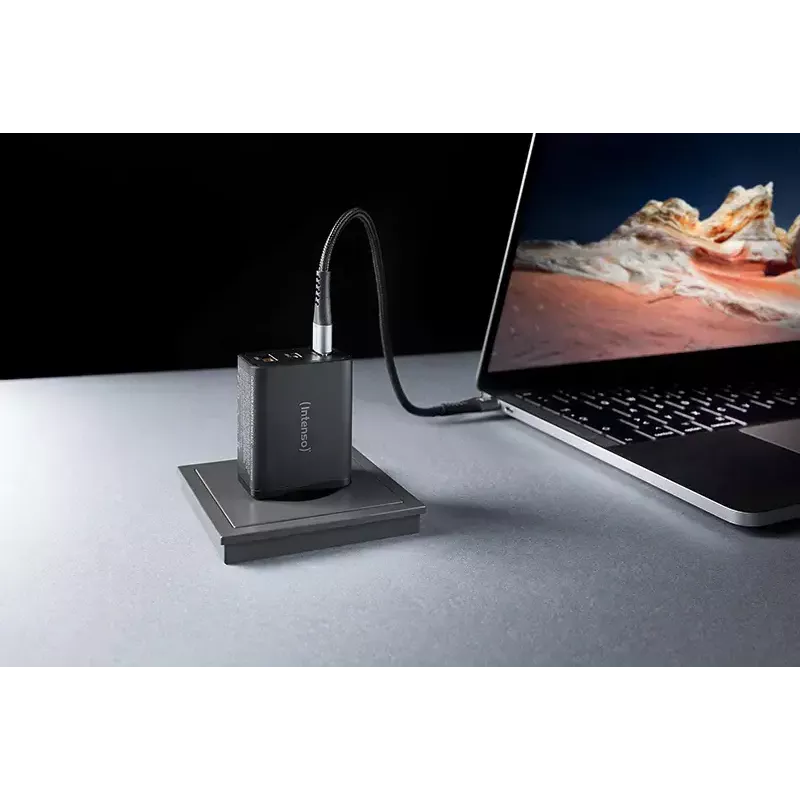 Toiteadapter Intenso W65ACC USB-A ja USB-C portidega, must