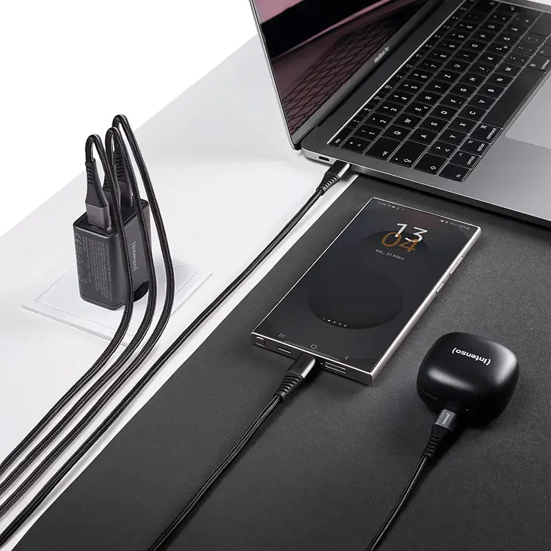 Toiteadapter Intenso W65ACC USB-A ja USB-C portidega, must