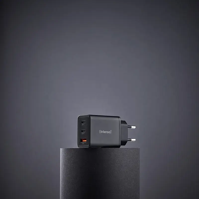 Toiteadapter Intenso W65ACC USB-A ja USB-C portidega, must