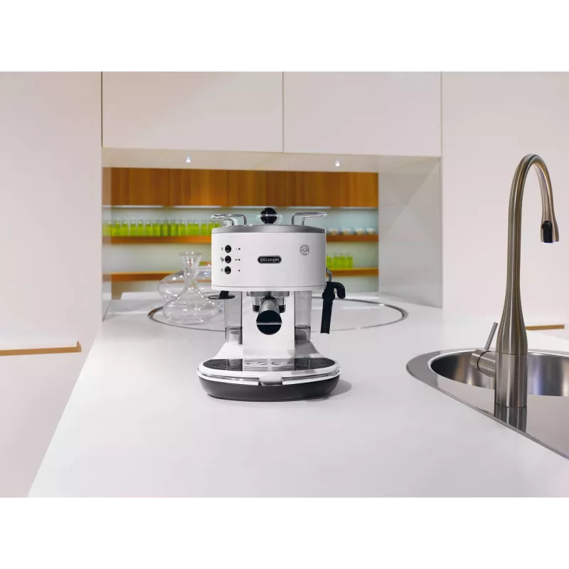 Espressomasin De’Longhi ECO 311.W — käsitsijuhitav 15 bar, 1,4 l veepaak, 2 tassi, soojashoidmine, köögiletil
