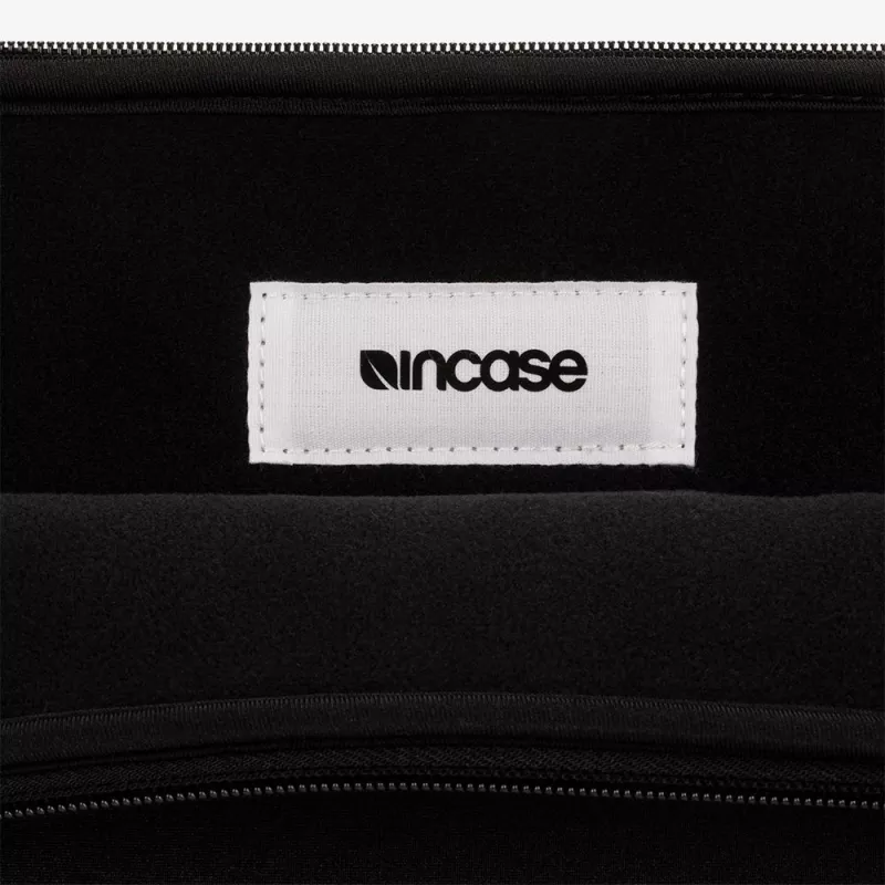 Incase Classic 38,1 cm (15 tolli) ümbriskott Must