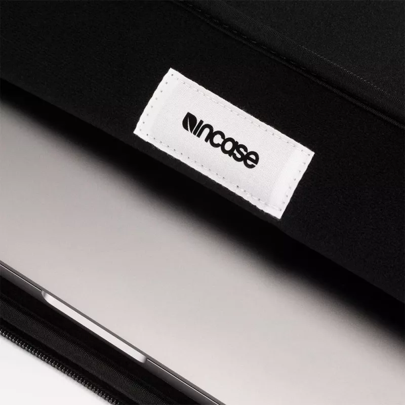 Incase Classic 38,1 cm (15 tolli) ümbriskott Must