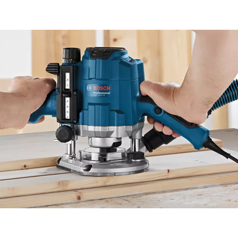 Bosch GOF 1250 CE must, sinine 24000 RPM 1250 W
