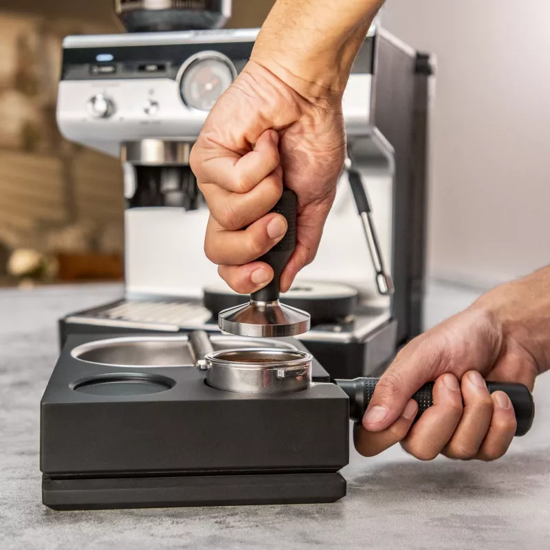 Espressomasin KRUPS XP801T poolautomaatne sisseehitatud veskiga, 3 l veepaak, 2 tassi väljastus, must/roostevaba teras