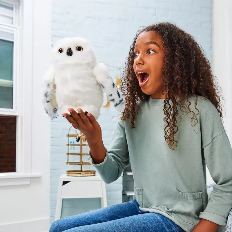 Wizarding World Harry Potter, lummav Hedwig interaktiivne öökull enam kui 15 hääle ja liigutusega ning Sigatüüka ümbrik, mänguasjad lastele alates 5. eluaastast