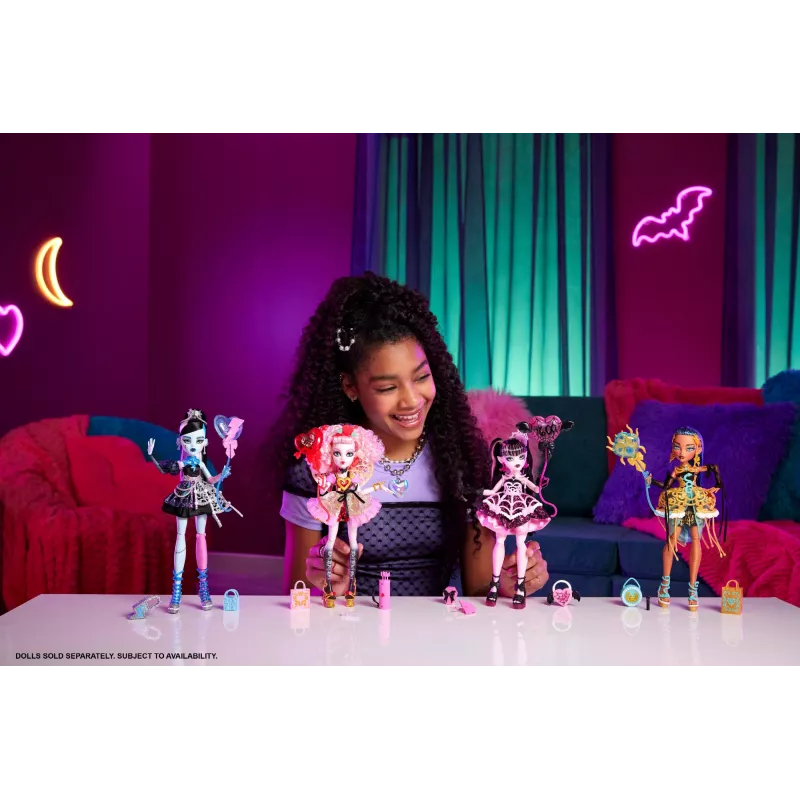 Monster High Scary Sweet Birthday Cake Kit with Clawdeen Wolf nukk and 20+ Decorating Accessories