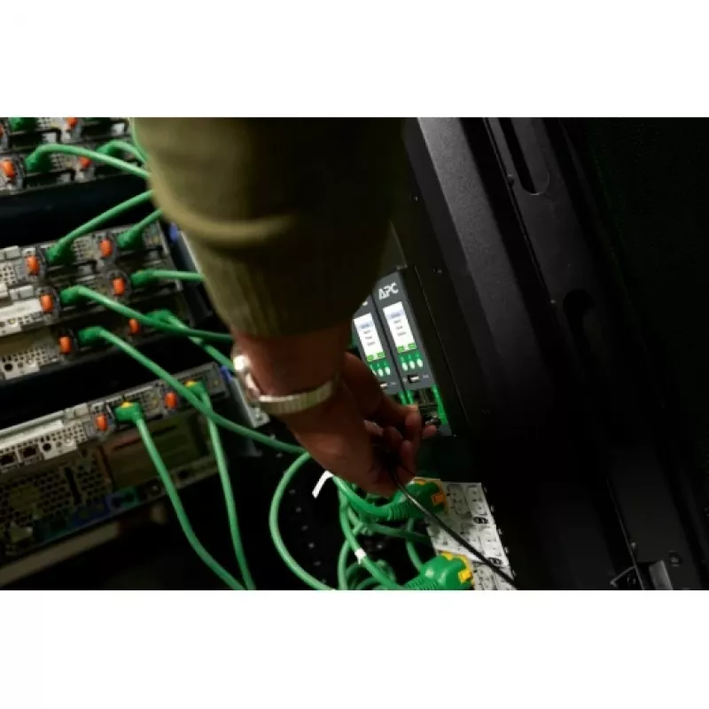 Rack PDU APC NetShelter Advanced lülitatav 3-faasiline 43,5 kW (400 V 63 A) või 34,6 kW (415 V 60 A), 42 pistikupesa, IEC 60309 sisend