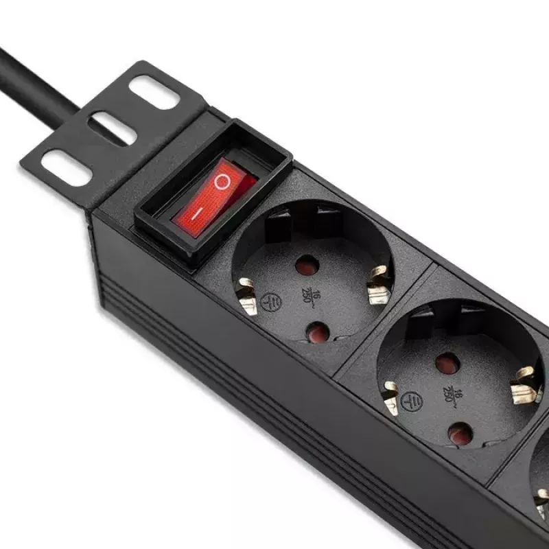 Pistikupesadega liist QOLTEC 54603 — 1U rack-kinnitatav, 16A sisend, 4× SCHUKO pistikupesa