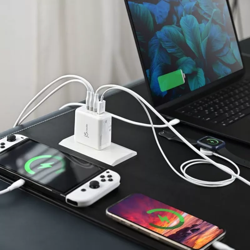 j5 create 70W GaN USB-C 4 pordiga laadija — siseruumide vahelduvvoolutoitega, universaalne ühilduvus, valge