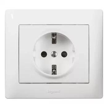 Pistikupesa Legrand Galea Ultra — mudel 771063, valge viimistlus