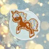 Rinnamärk LAUT MAGMOJI BADGE – Ükssarviku küpsise jõuluväljaanne, PVC ja silikoon, pruun/helesinine, 1 tk