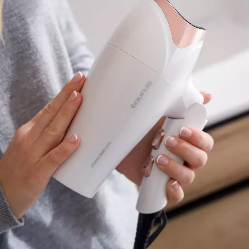 Föön Taurus STUDIO 2500 IONIC 2400 W valge, ioonfunktsiooniga, 3 kuumusastet, 2 kiirust, difuusori ja koondajaga