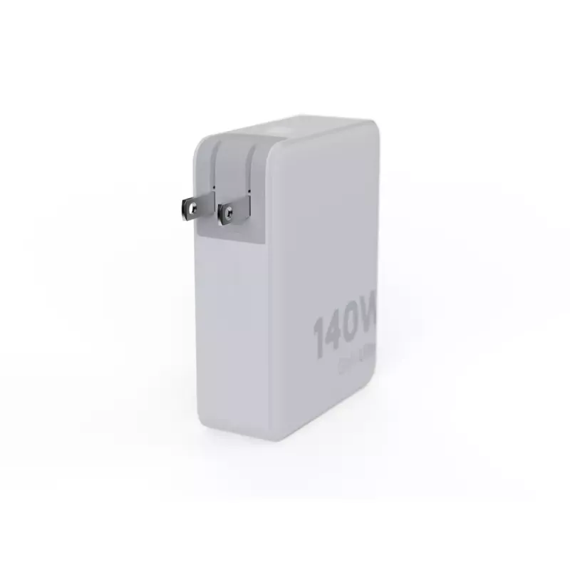 Kaasaskantav 140 W GaN reisilaadija Xtorm XVC2140, 3× USB-C PD porti ja 2 m USB-C kaabel, valge
