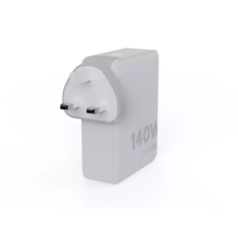 Kaasaskantav 140 W GaN reisilaadija Xtorm XVC2140, 3× USB-C PD porti ja 2 m USB-C kaabel, valge