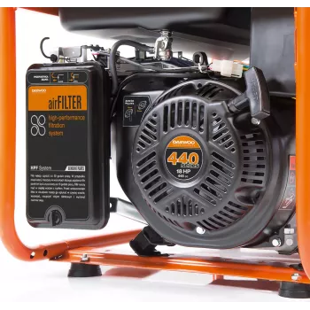 Elektrigeneraator DAEWOO GDA 8500E-3 — 7000 W, 380 V, 30 L kütusepaak, Must/Oranž