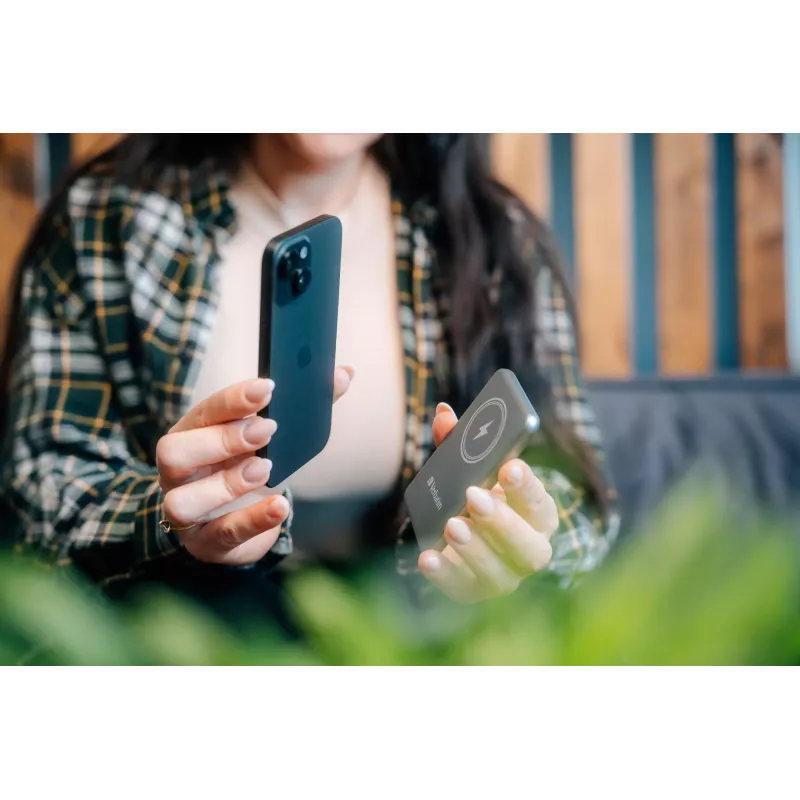 Verbatim Charge 'n' Go Magnetic Wireless Power Bank 5000mAh hall
