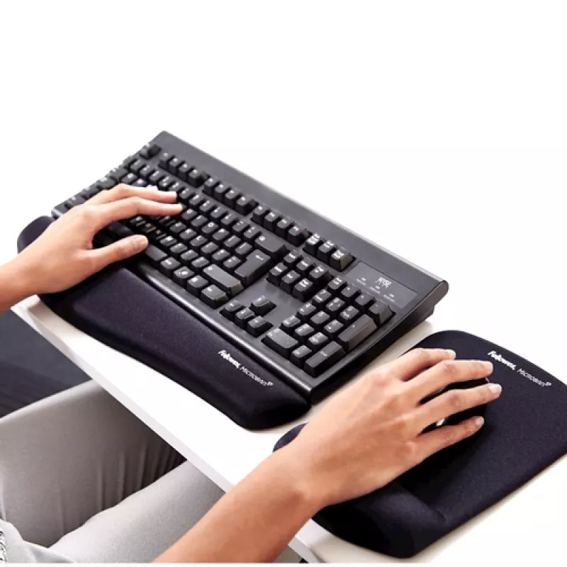 Fellowes hiir Mat Wrist Support - PlushTouch hiirematt libisemiskindla kummipõhja ja antibakteriaalse kaitsega - ergonoomiline hiirematt arvutile, sülearvutile, kodukontorisse - must