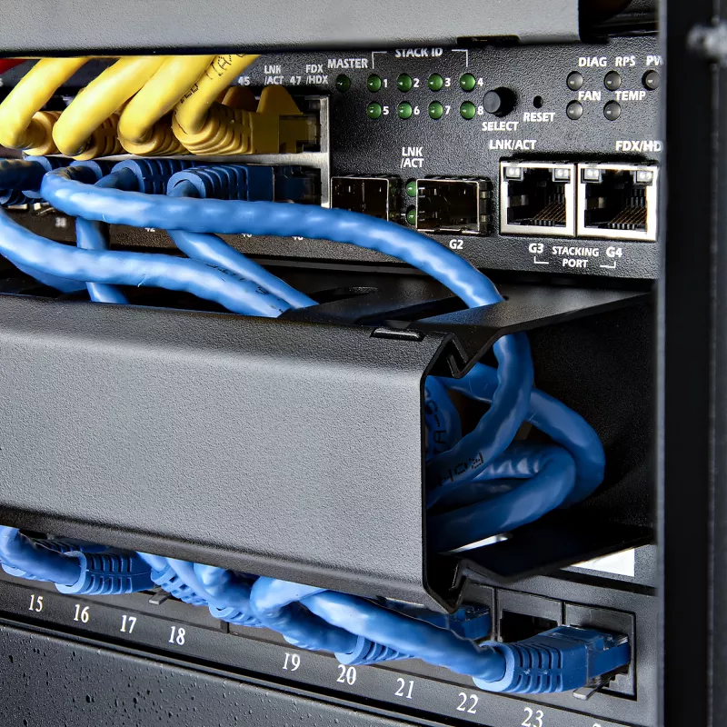 StarTech.com horisontaalne 1U serveririiuli kaablihalduse sõrmkanal kaanega – 19-tolline võrguriiuli juhtmekanali paneel – piludega juhtmekanal