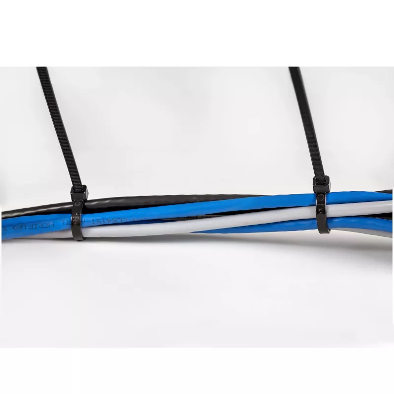 StarTech.com 10 tolli (25 cm) kaablisidemed - 1/8 tolli (4 mm) laiad, 2-5/8 tolli (68 mm) kimbu läbimõõt, 50 naela (22 kg) tõmbetugevus, nailonist iselukustuvad tõmblukuga sidemed kumera otsaga - 94V-2/UL loetletud, 100 tk pakend - Must