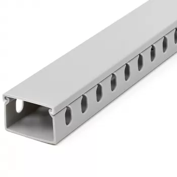StarTech.com Avatud piluga kaablihaldustrenn koos kattega, 1-1/2 tolli (38 mm) L x 1 toll (25 mm) K – 6,5 jala (2 m) pikkus – 1/4 tolli (8 mm) pilud, PVC võrgukaabli peitja/seina juhtmekanal, max 20 kaablit, UL loetletud