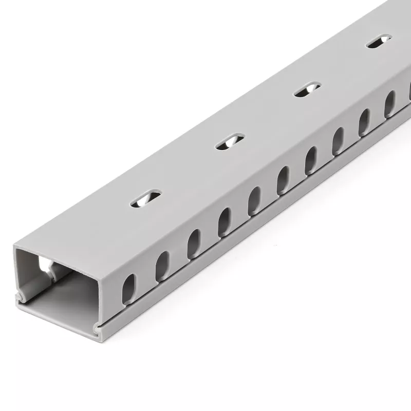 StarTech.com Avatud piluga kaablihaldustrenn koos kattega, 1-1/2 tolli (38 mm) L x 1 toll (25 mm) K – 6,5 jala (2 m) pikkus – 1/4 tolli (8 mm) pilud, PVC võrgukaabli peitja/seina juhtmekanal, max 20 kaablit, UL loetletud
