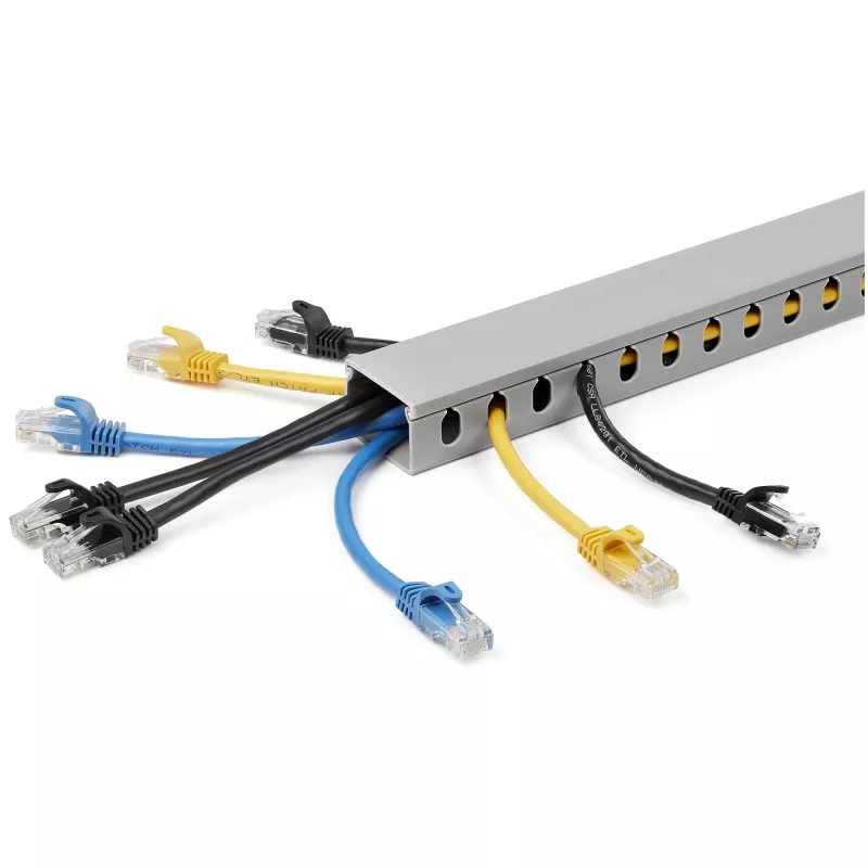StarTech.com Avatud piluga kaablihaldustrenn koos kattega, 1-1/2 tolli (38 mm) L x 1 toll (25 mm) K – 6,5 jala (2 m) pikkus – 1/4 tolli (8 mm) pilud, PVC võrgukaabli peitja/seina juhtmekanal, max 20 kaablit, UL loetletud