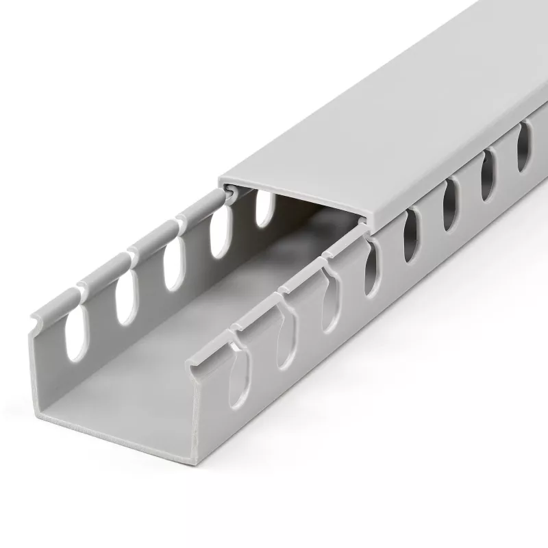 StarTech.com Avatud piluga kaablihaldustrenn koos kattega, 1-1/2 tolli (38 mm) L x 1 toll (25 mm) K – 6,5 jala (2 m) pikkus – 1/4 tolli (8 mm) pilud, PVC võrgukaabli peitja/seina juhtmekanal, max 20 kaablit, UL loetletud