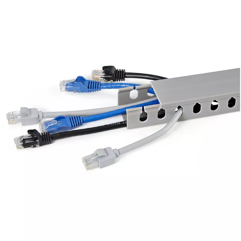StarTech.com Avatud piluga kaablihaldustrenn koos kattega, 1-1/2 tolli (38 mm) L x 1 toll (25 mm) K – 6,5 jala (2 m) pikkus – 1/4 tolli (8 mm) pilud, PVC võrgukaabli peitja/seina juhtmekanal, max 20 kaablit, UL loetletud