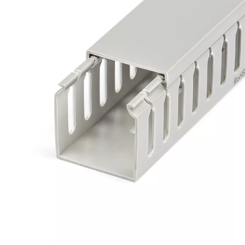 StarTech.com avatud pesaga kaablihaldustrass koos kaanega, 2 tolli (50 mm) lai x 2 tolli (50 mm) kõrge – 6,5 jalga (2 m) pikk – 1/4 tolli (8 mm) pesad, PVC võrgukaabli peidik / seinale kinnitatav juhtmekarp, mahutab kuni 80 kaablit, UL loetletud