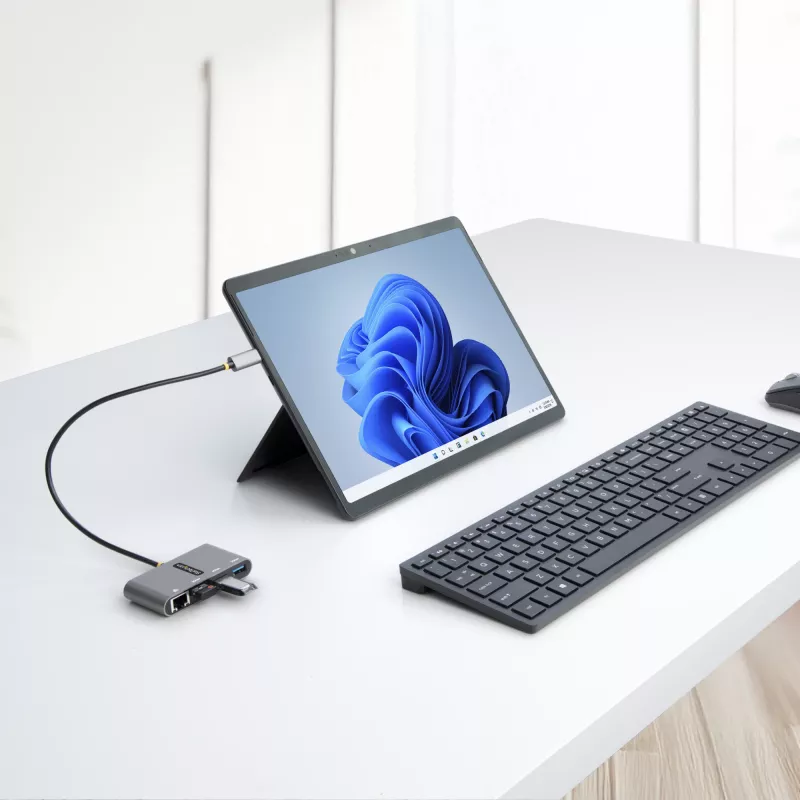 StarTech.com 3-pordiline USB-C jaotur Ethernetiga - 3x USB-A - Gigabit Ethernet - USB 3.0 5 Gbit/s - siiniga toidetav - 1 jala/30 cm pikk USB USB-C hostkaabel - GbE - kaasaskantav USB-C–USB-A jaotur