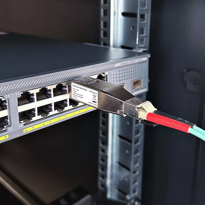 StarTech.com Gigabit-fiiber-RJ45 Ethernet-meediakonverteri adapter, optiline ühemoodiline 10 km/mitmemoodiline 800 m, PoE-toide, kompaktne disain, metallkest, mikromini, TAA