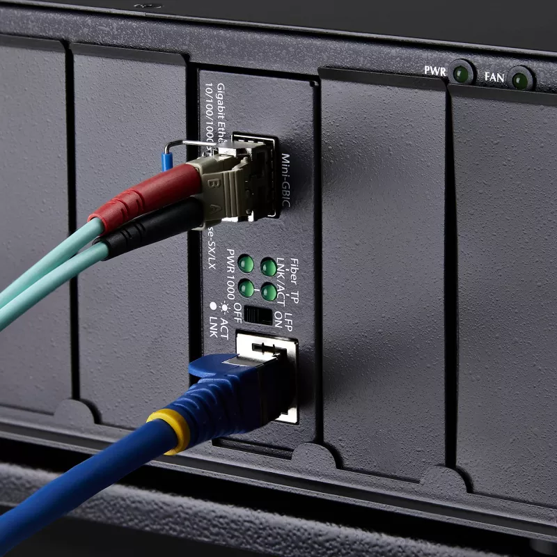 StarTech.com Gigabit Ethernet Copper-to-Fiber meediamuundur, SM LC, 40 km, 10/100/1000 Mbit/s, RJ45 to LC, täismetallist, 9K jumboraamid, TAA vastavuses