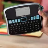 DYMO LabelManager lauasiltide valmistaja | 360D taaslaetav käeshoitav sildivalmistajaLihtne kasutadaÜhepuutega nutiklahvidQWERTY-klaviatuurSuur ekraan | Koduseks ja kontorikorralduseks