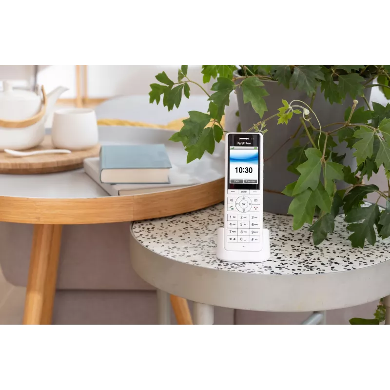 DECT juhtmeta telefonitoru FRITZ X6 valge International — valjuhääldi, automaatvastaja, 100-kohaline telefoniraamat