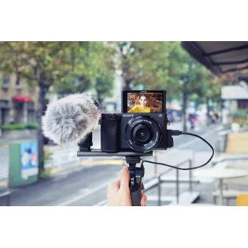 Sony α 6400 + SEL18135 MILC 24,2 MP CMOS 6000 x 4000 pikslit must