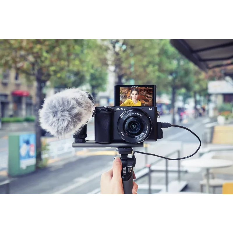 Sony α 6400 + SEL18135 MILC 24,2 MP CMOS 6000 x 4000 pikslit must