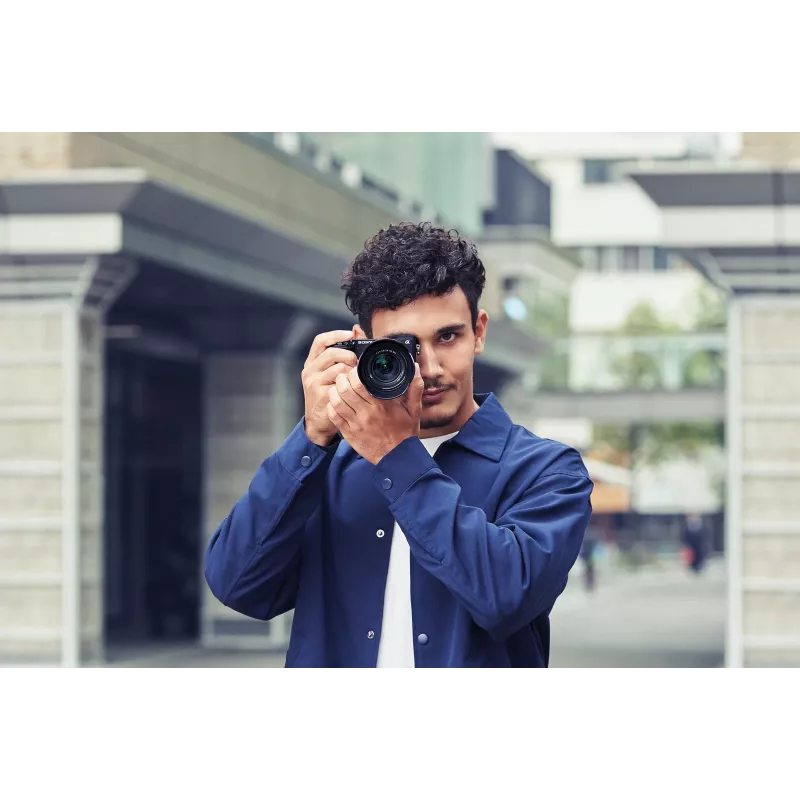 Sony α 6400 + SEL18135 MILC 24,2 MP CMOS 6000 x 4000 pikslit must