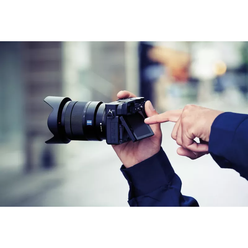 Sony α 6400 + SEL18135 MILC 24,2 MP CMOS 6000 x 4000 pikslit must