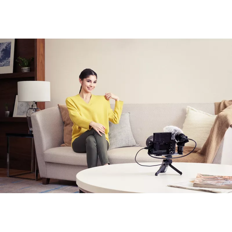 Sony α 6400 + SEL18135 MILC 24,2 MP CMOS 6000 x 4000 pikslit must
