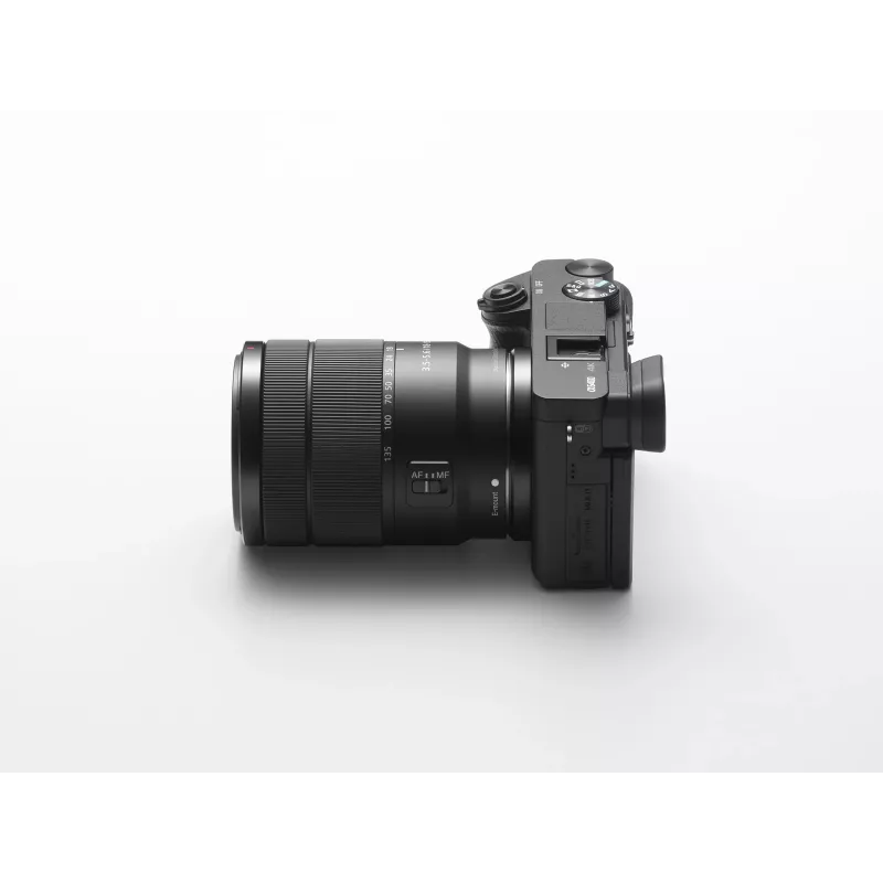 Sony α 6400 + SEL18135 MILC 24,2 MP CMOS 6000 x 4000 pikslit must